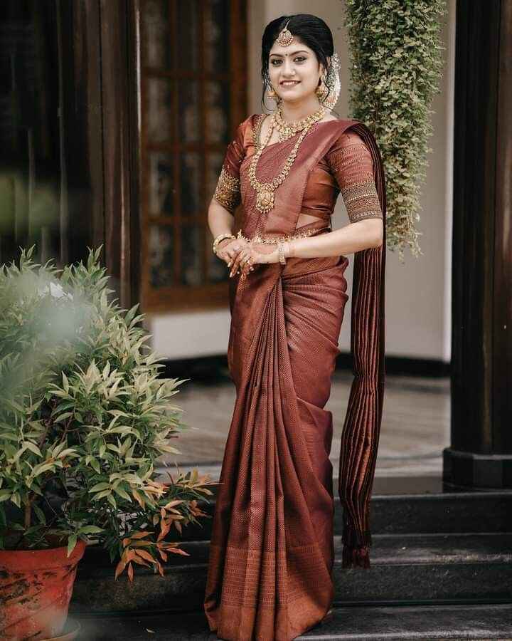 Bridal photoshoot with gold jewellery and silk saree